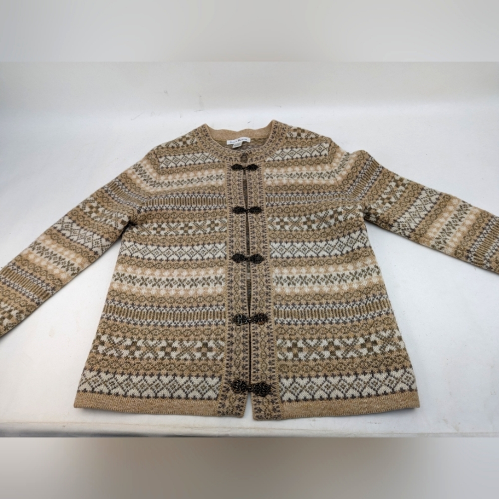 SUSAN BRISTOL WOOL SWEATER WITH METAL CLASp LIGHT BROWN